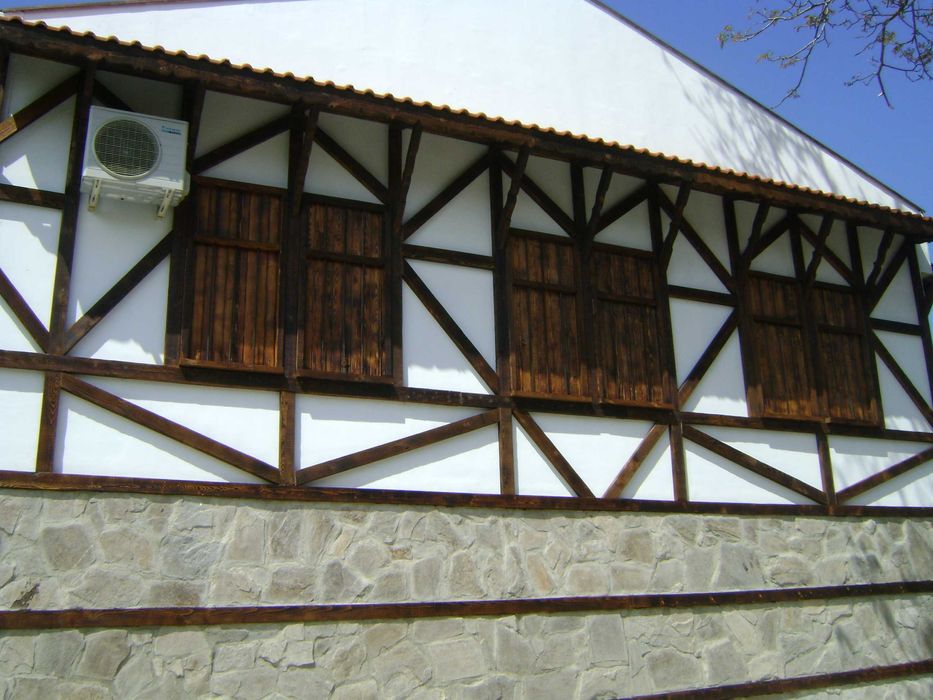 Изработвам дървени парапети, огради, порти, облицовки, декорация