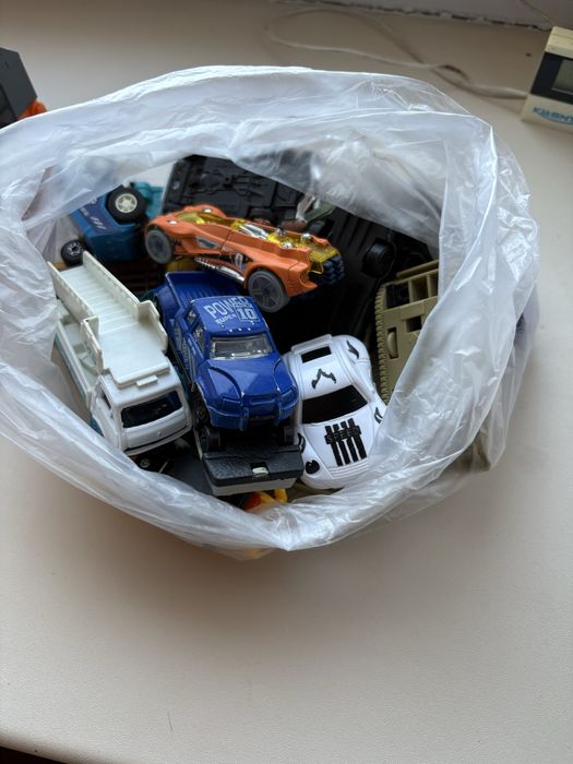Отдам машинки детские целые