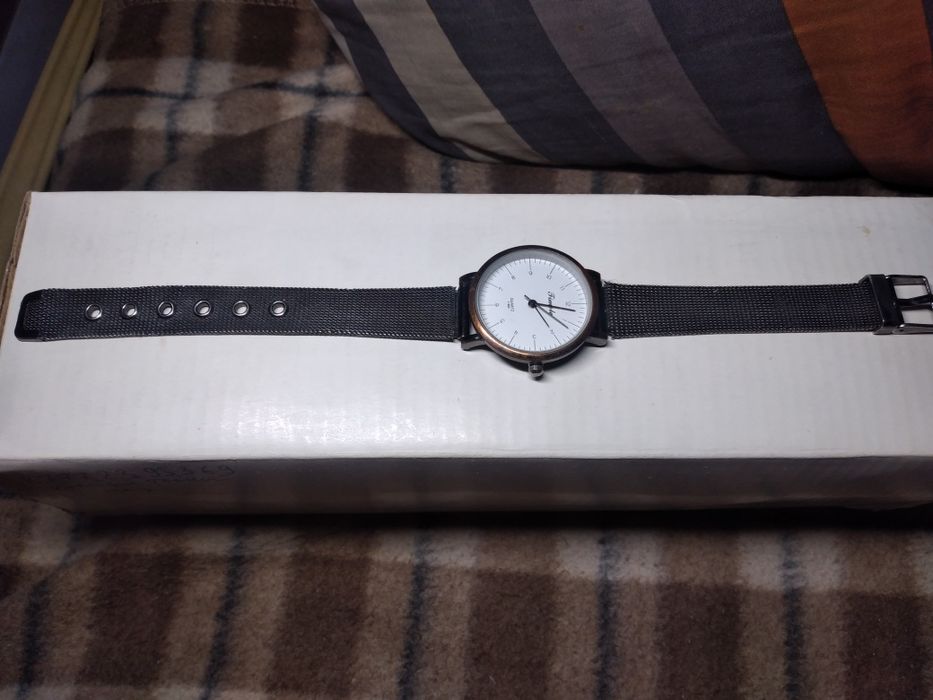 Часы кварцевые продам .