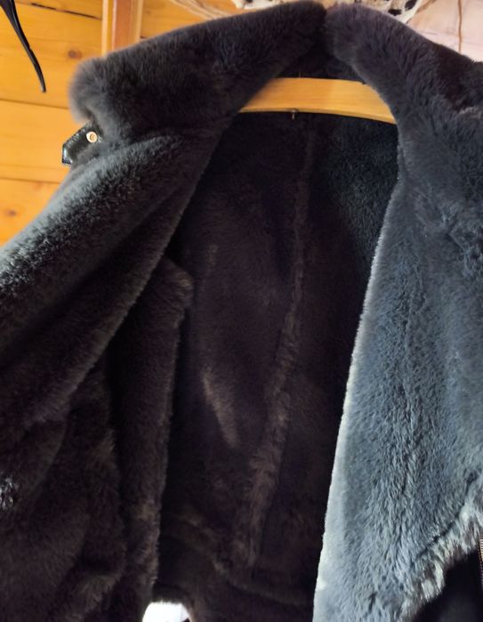 Jachetă de piele întoarsă cu blană pe interior