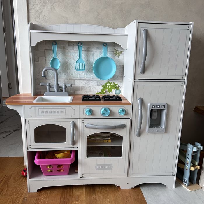 Продавам детска кухня на kidkraft