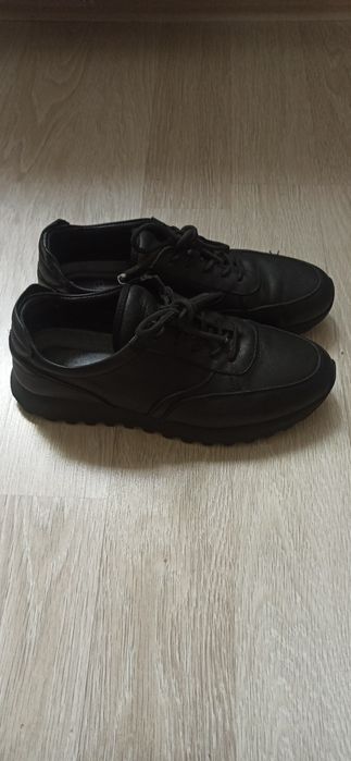 Продам кроссовки размер 39