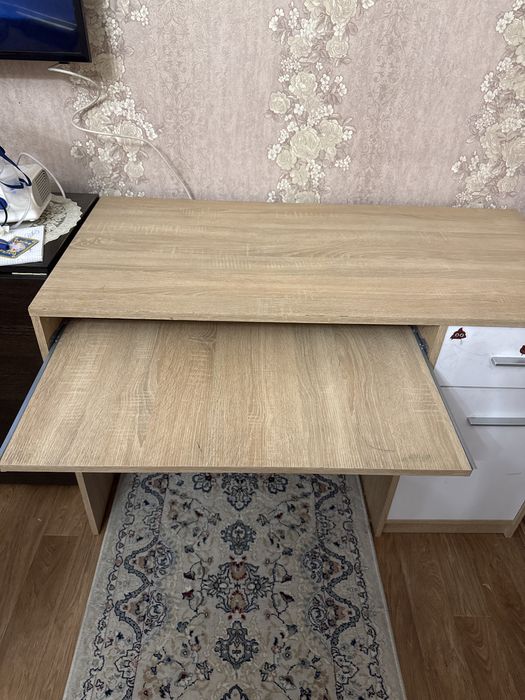 Стол рабочий или для компьютера