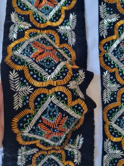 Centuri cu margele aplicate manual