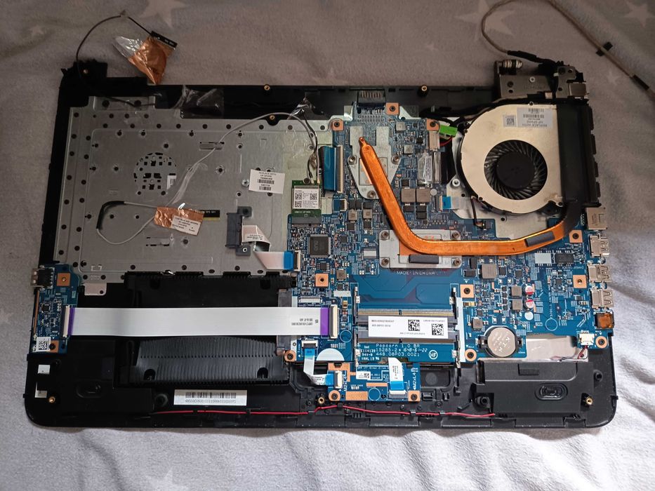 Placa de baza laptop HP Pavilion 17 seria Y, cpu seria apu ryzen A10 9600p, 2 placi video Radeon R5 si R7 M340, ddr4