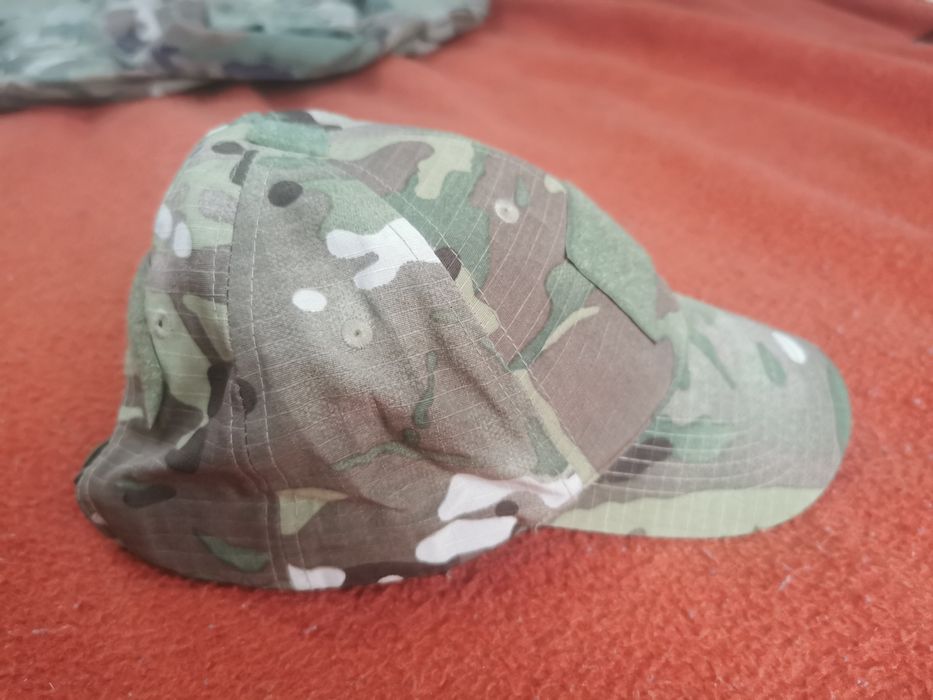 Șapcă și costum camuflaj de vânzare