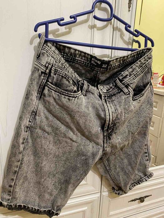 Сиви къси дънки.