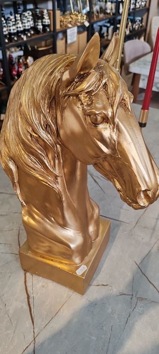 Vând statueta cal aurie
