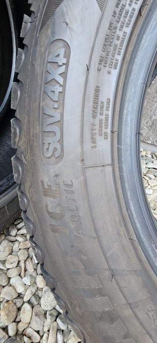 Anvelope Goodyear UltraGrip ICE Arctic Suv 4X4 
225/65 R17 102T M+S