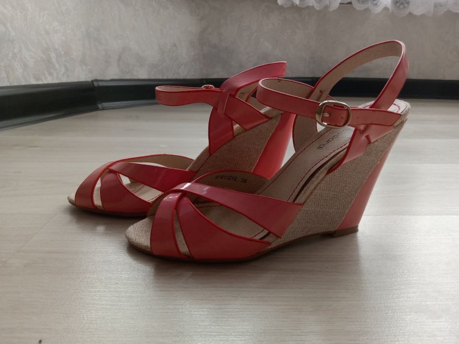 Босоножки розовые