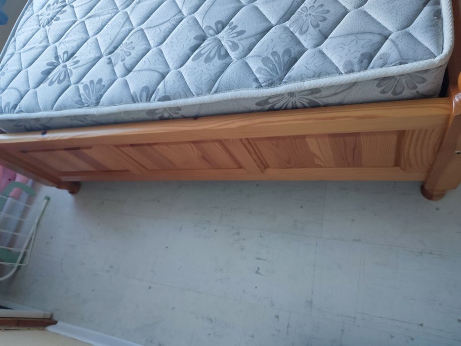 Спалня от естествено дърво