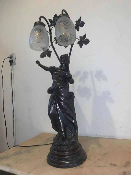 Statuie veioza cu doua brate