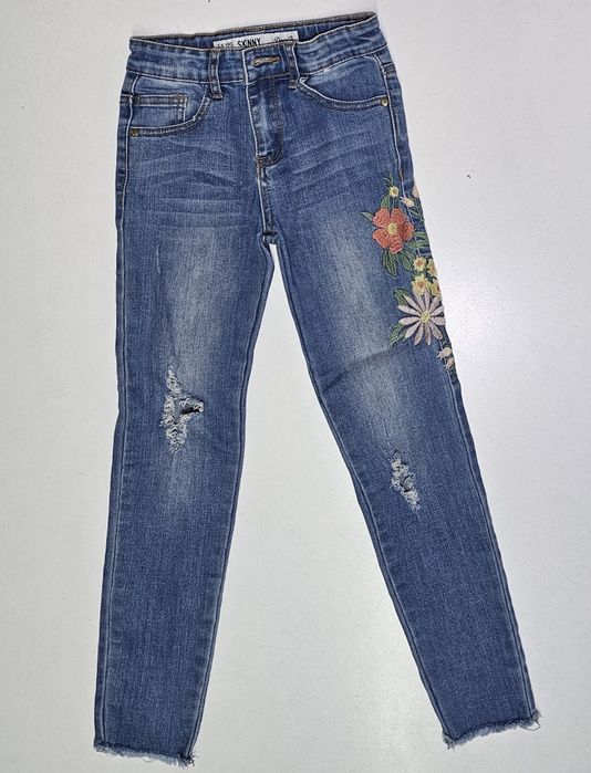 Детски скъсани дънки с бродерия