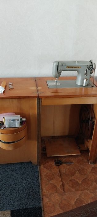 Швейная ножная машинка