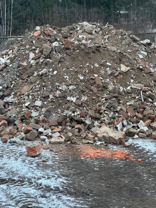 Бой кирпича, песок, щебень.