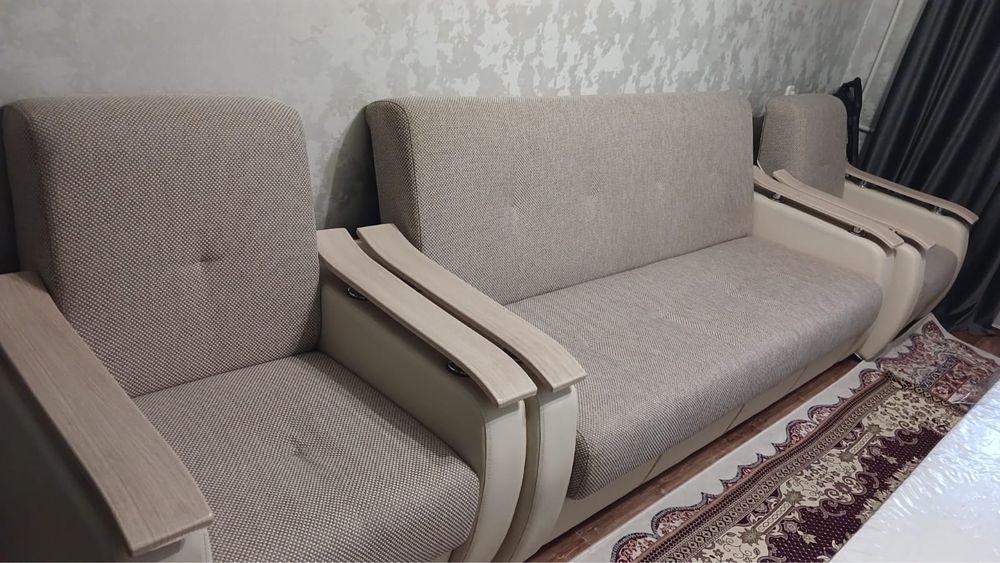 Продам гостинный диван и кресла