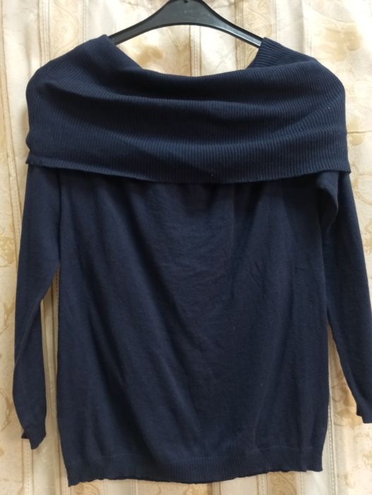 Дамски пуловери с голи рамене.