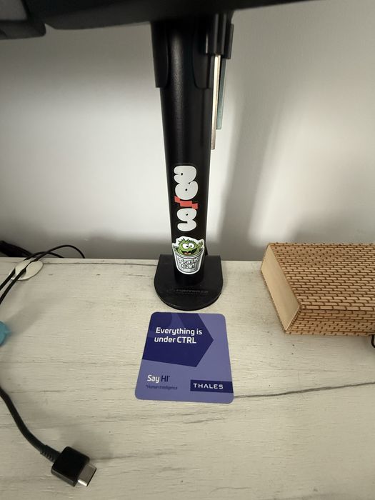 Vand suport monitoare + monitoare + docking station