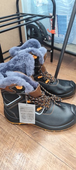 Новые зимние рабочие берцы, размер 40.