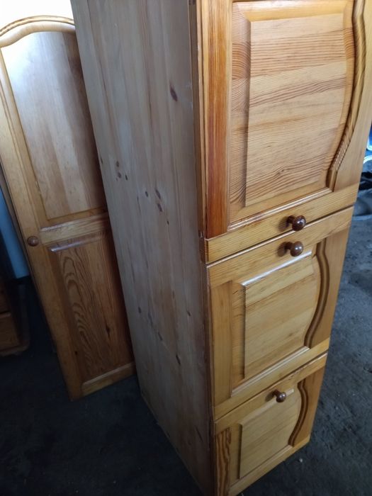 Трикрилен гардероб масивно дърво и скрин