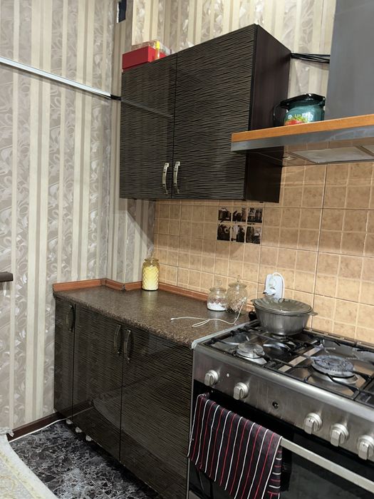 Кухни Гарнитур қоңыр түсте