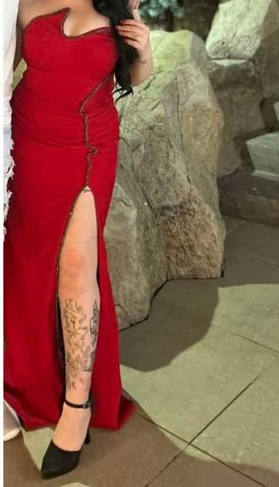 Червена бална рокля