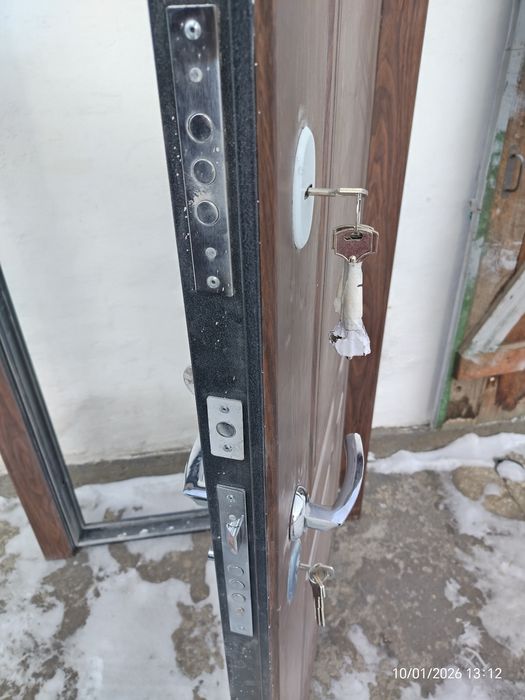 Продам металлическую дверь