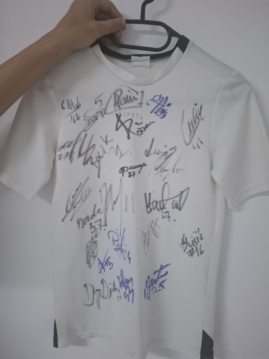 Tricou cu semnăturile jucătorilor de la CFR