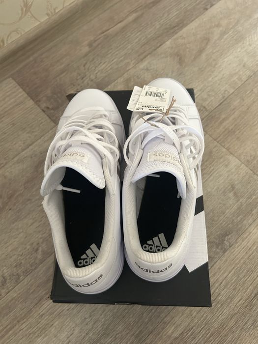 Adidas кроссовка