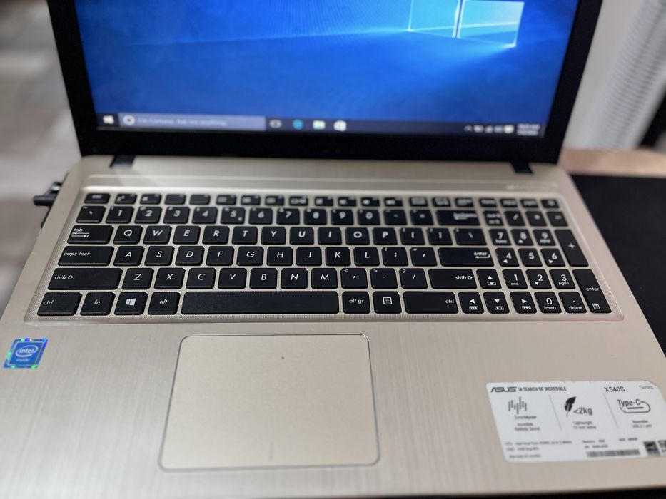 Vând laptop Asus cu CD-ul original  pentru drive utilixat pitin