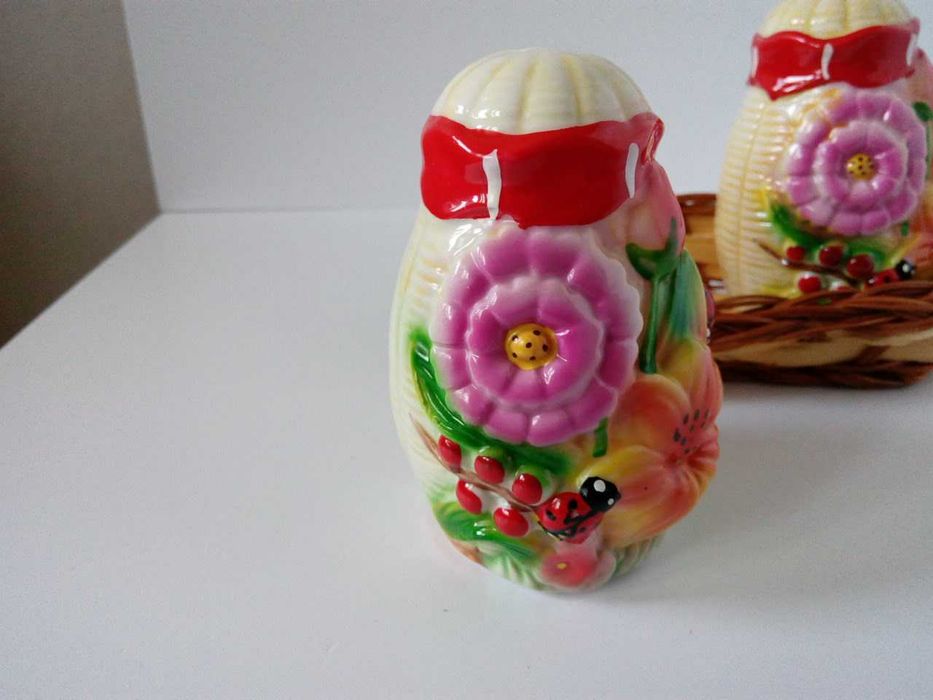 солонка и перечница в плетеной корзинке