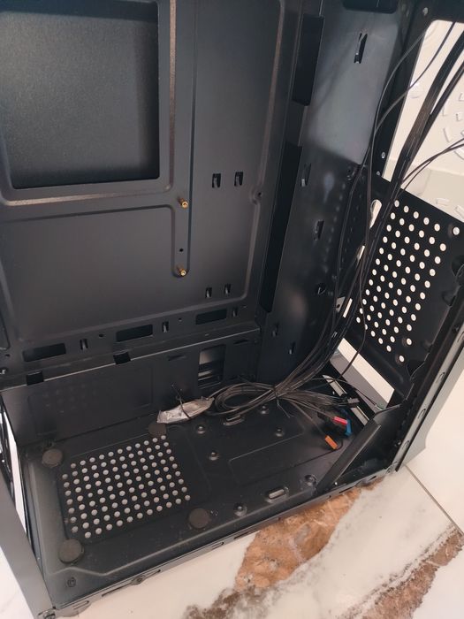 Carcasă calculator gaming nouă cumpărată anul trecut (2024).