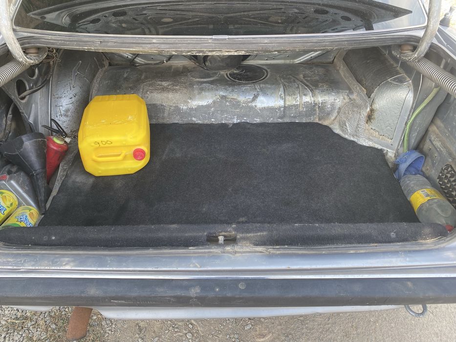 Продаю ауди сотку старушка