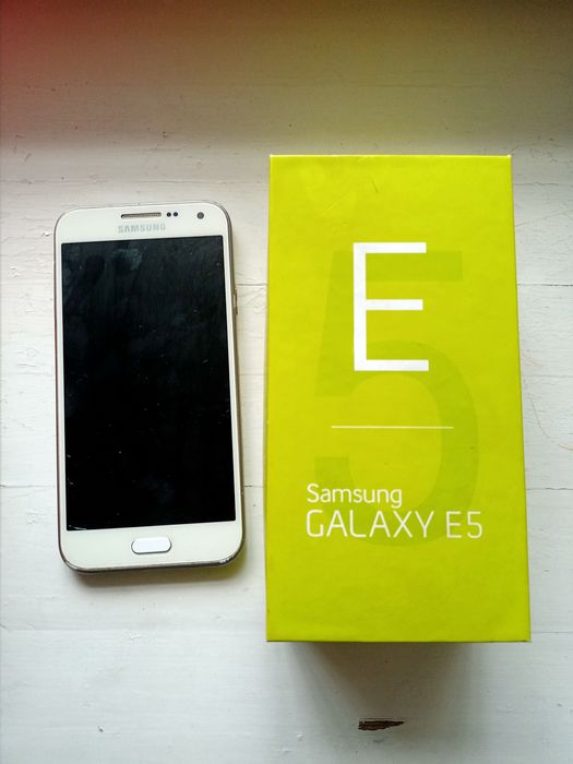 Самсунг Е5 белая