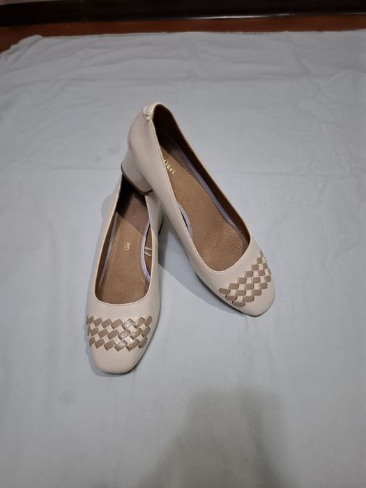 Бежевые туфли на низком каблуке размер 39