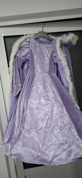 Rochii prințese Cenușăreasa, Sofia purate o singura data, cu crinolina