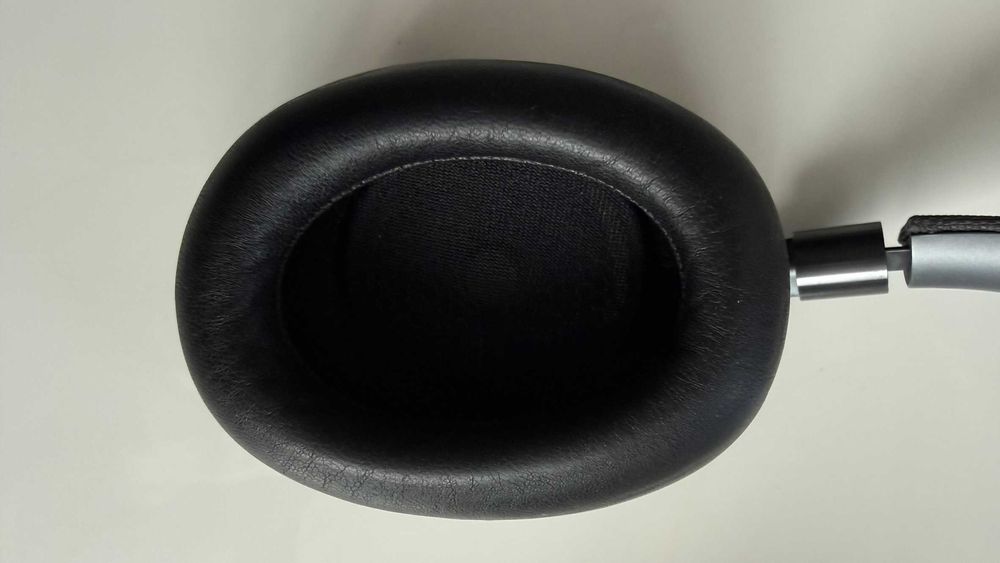 Bowers & Wilkins PX Wireless слушалки