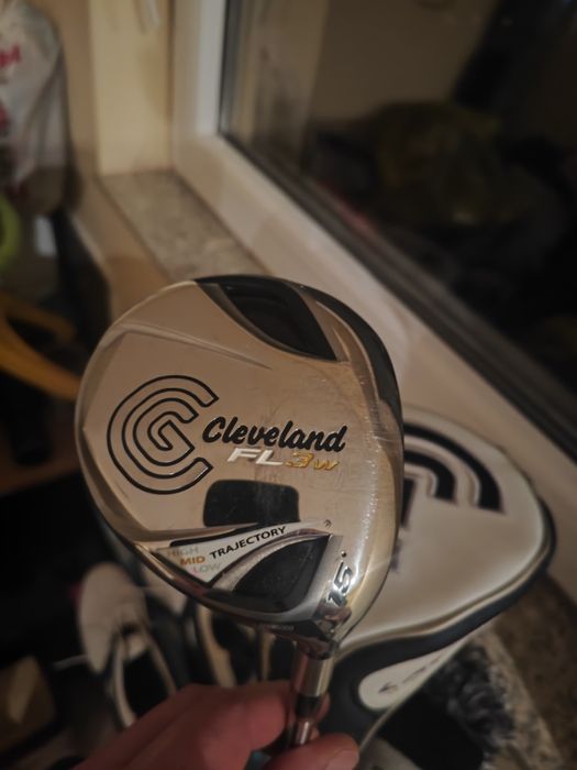 Комплекта е чисто нов стикове и обувки  .размер на обувките 44  Продавам отличен комплект за голф на една от най-добрите марки в света – Cleveland Go