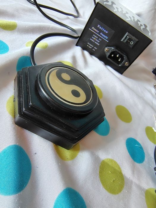 Aparat de tatuat cu pedală și sursa de alimentare