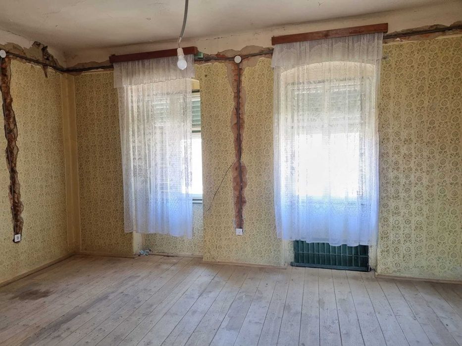Casa saseasca de vanzare, gradina mare cu panorama- Pelisor