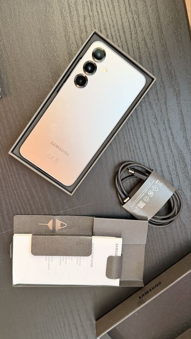 Samsung S25 Silver, 128 GB . Telefonul este impecabil, 100% baterie, 87 cicluri, garantie 2027.