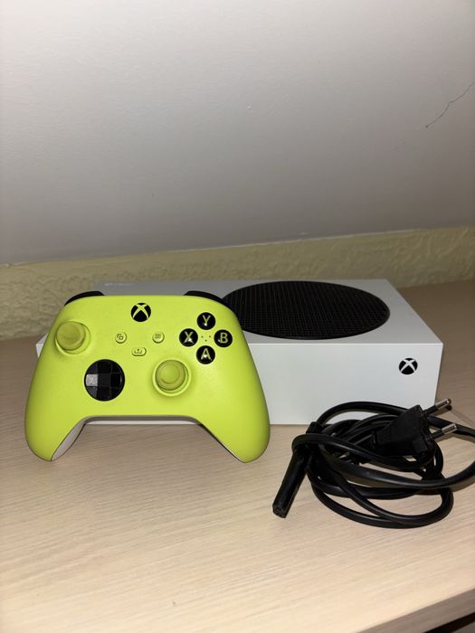 Xbox Series S - конзола с джойстик и кабел
