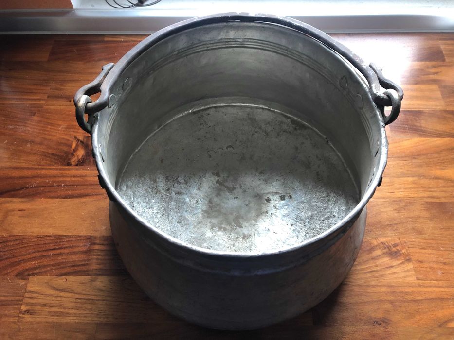 Продавам старинно метално котле