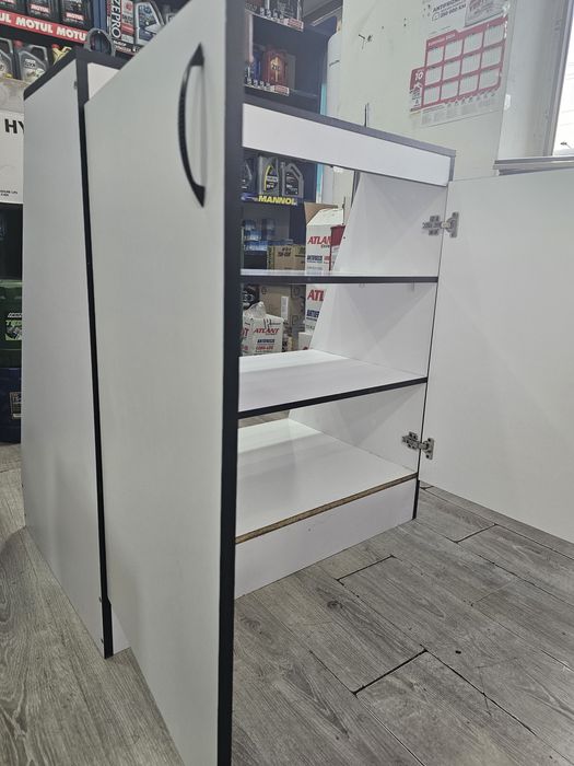 Vitrina высота 1метр ширина 90см из ламината новый