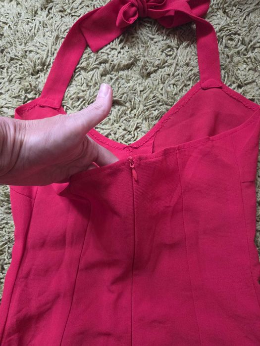 Salopetă rosie cu pantaloni largi