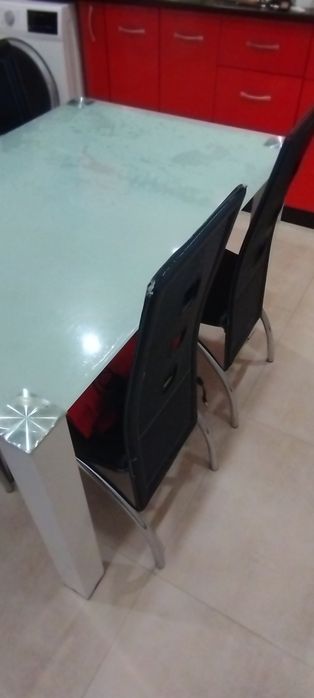 Продавам стъклена маса с четири стола