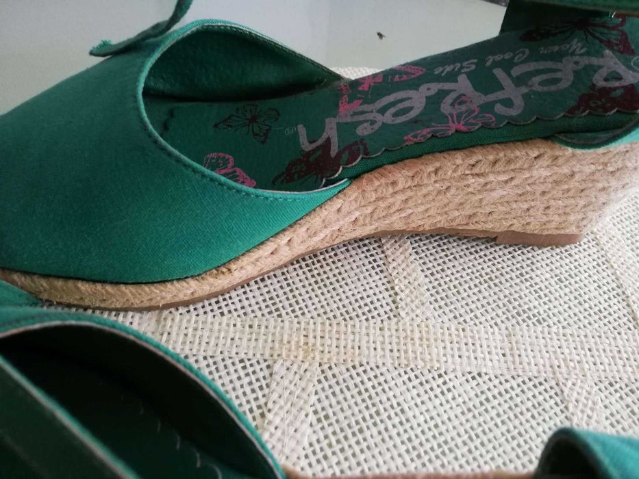 Леки и удобни дамски сандали подходящи за сезон пролет,лято и есен.