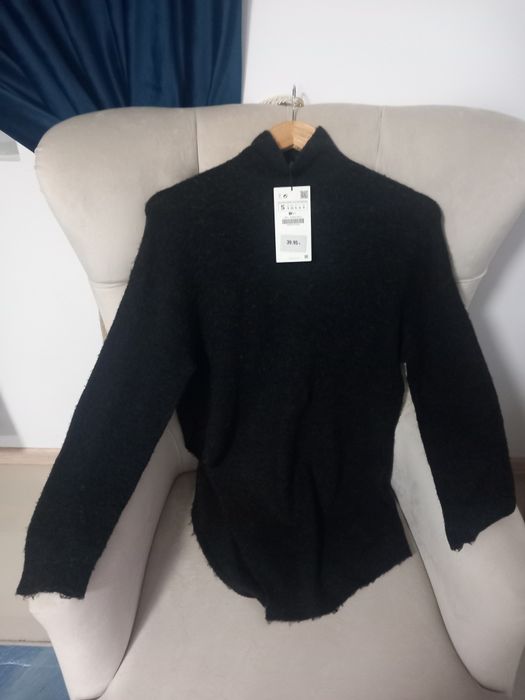 Pulover lung asimetric cu lână mărimea S negru pufos Zara