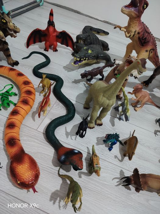 Продам динозавров