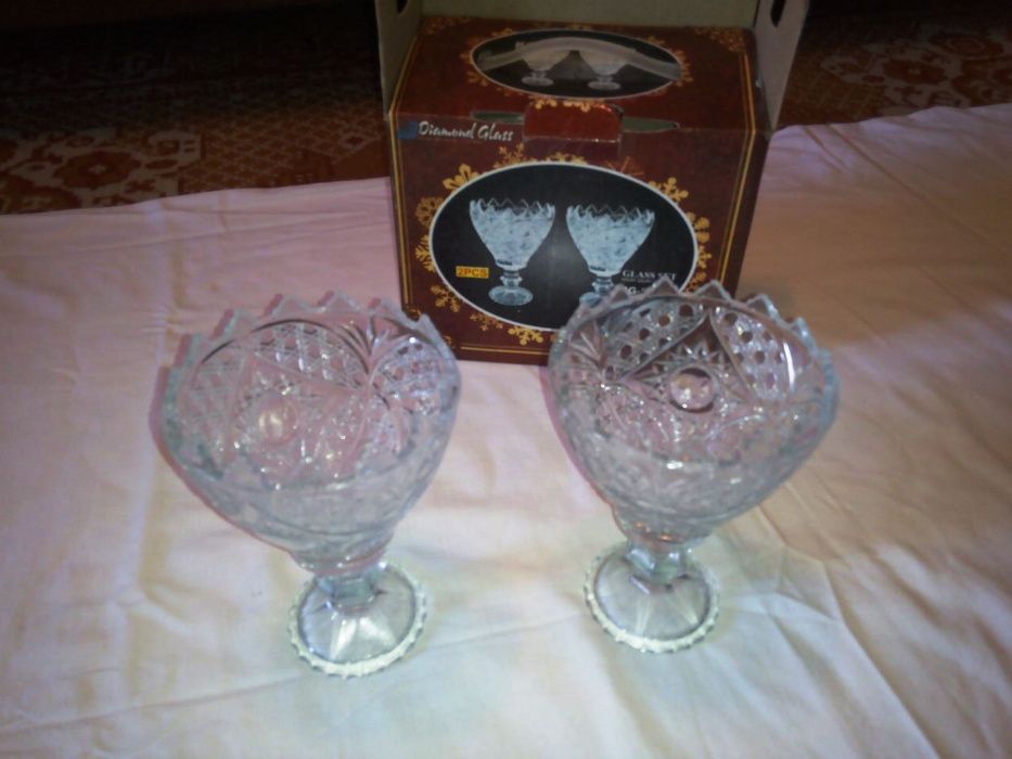 Продам набор из двух стеклянных вазочек